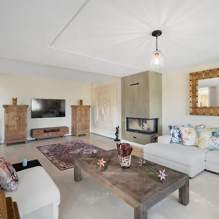 Isolated, Luxurious Stay, Olivinn Yali Mansion *